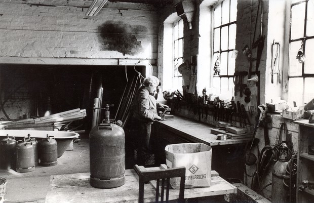 Anna Luise Mahret, Gas- und Wasserinstallateurin, in ihrer Werkstatt in Hagen-Hohenlimburg
Bildnachweis: LWL-Freilichtmuseum Hagen Anna Luise Mahret, Gas- und Wasserinstallateurin, in ihrer Werkstatt in Hagen-Hohenlimburg
Bildnachweis: LWL-Freilichtmuseum Hagen